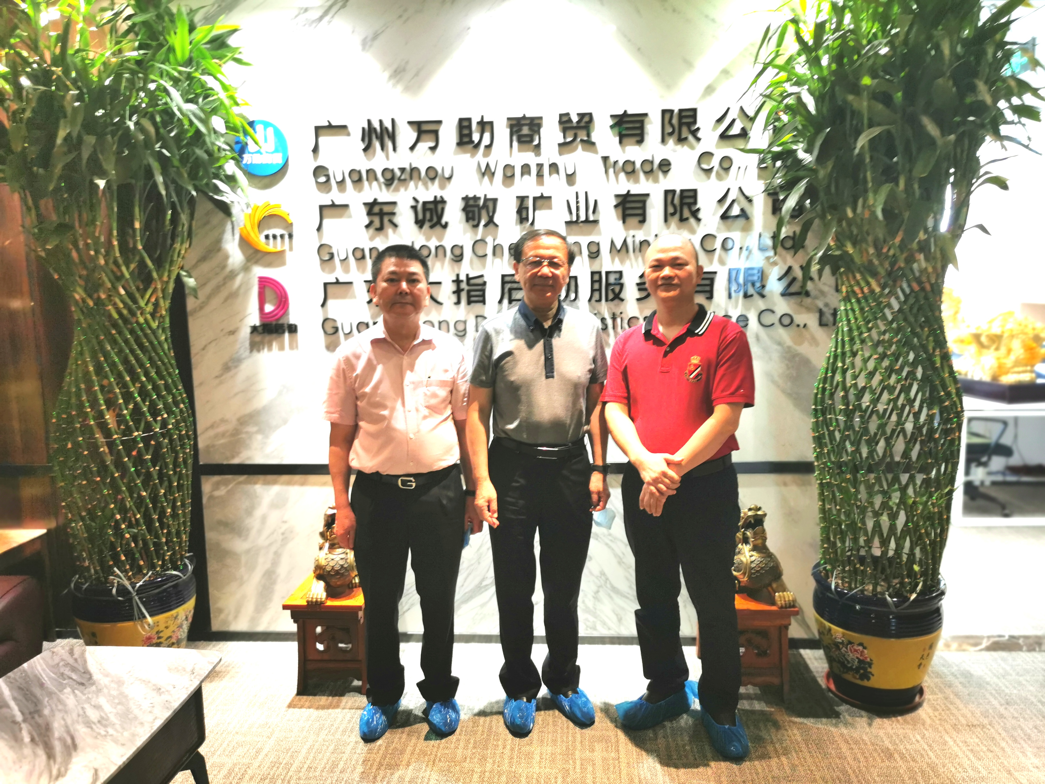 中國(guó)商業(yè)聯(lián)合會(huì)洗染專業(yè)委員會(huì)潘煒主任、廣東省洗染行業(yè)協(xié)會(huì)盧志基會(huì)長(zhǎng)蒞臨大指公司參觀指導(dǎo)